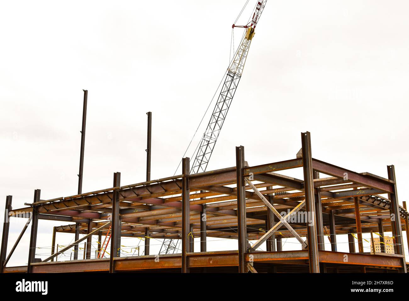Construction d'un bâtiment commercial à châssis en acier de plusieurs étages. Banque D'Images