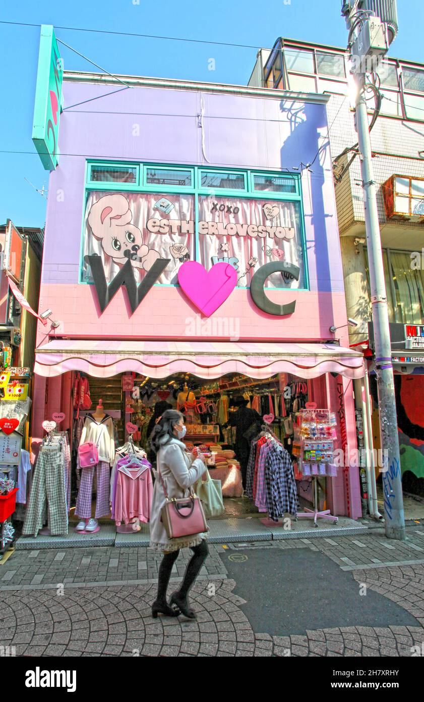 Takeshita Street ou Takeshita-dori, une rue animée dans la partie Harajuku de Tokyo au Japon, vendant la mode dynamique et extrême, la nourriture, et plus encore. Banque D'Images