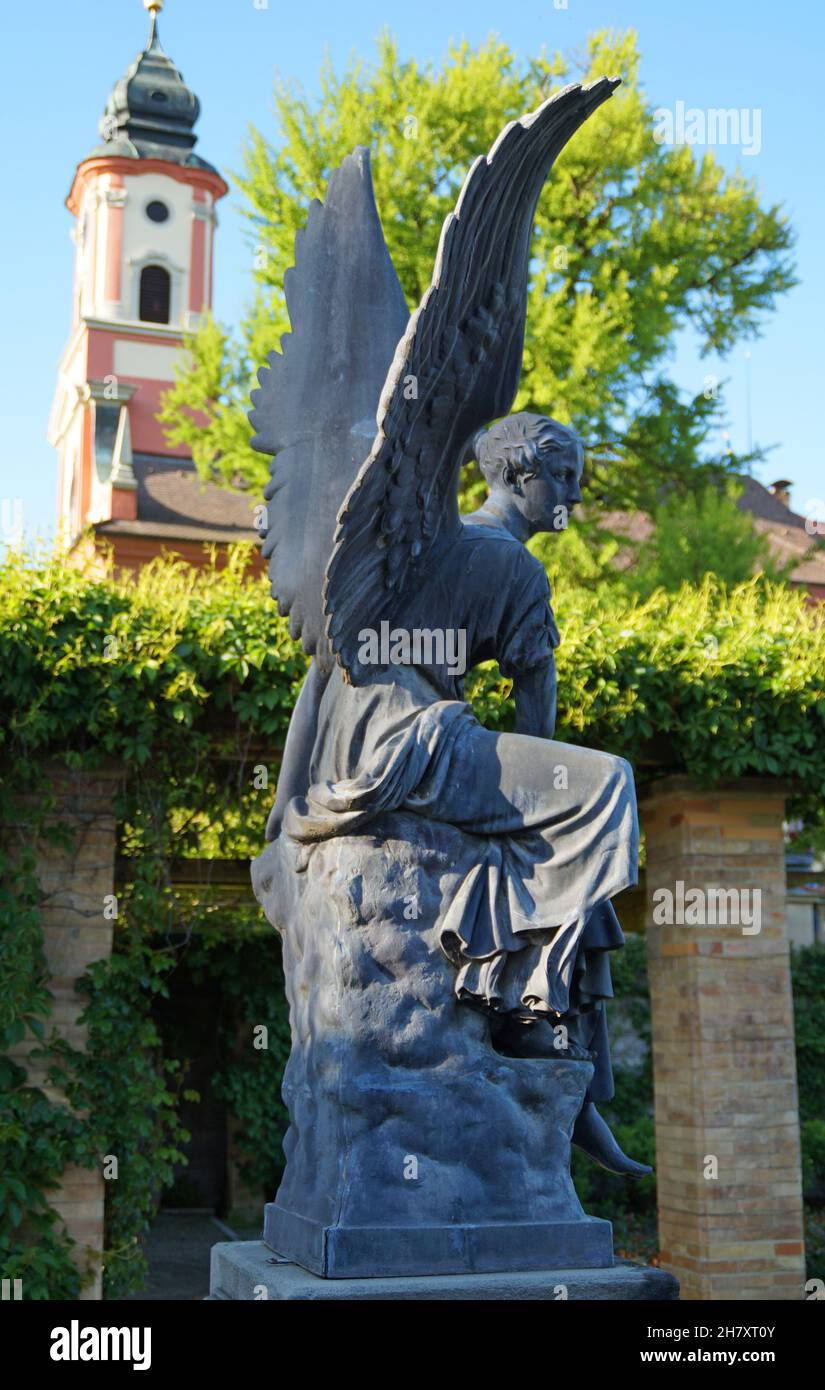 Statue d'un ange en pierre sur l'île de Mainau en Allemagne par un jour ensoleillé de printemps Banque D'Images Statue d'un ange en pierre sur l'île de Mainau en Allemagne par un jour ensoleillé de printemps Banque D'Images