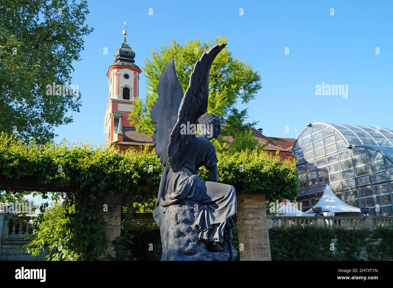 Statue d'un ange en pierre sur l'île de Mainau en Allemagne par un jour ensoleillé de printemps Banque D'Images Statue d'un ange en pierre sur l'île de Mainau en Allemagne par un jour ensoleillé de printemps Banque D'Images