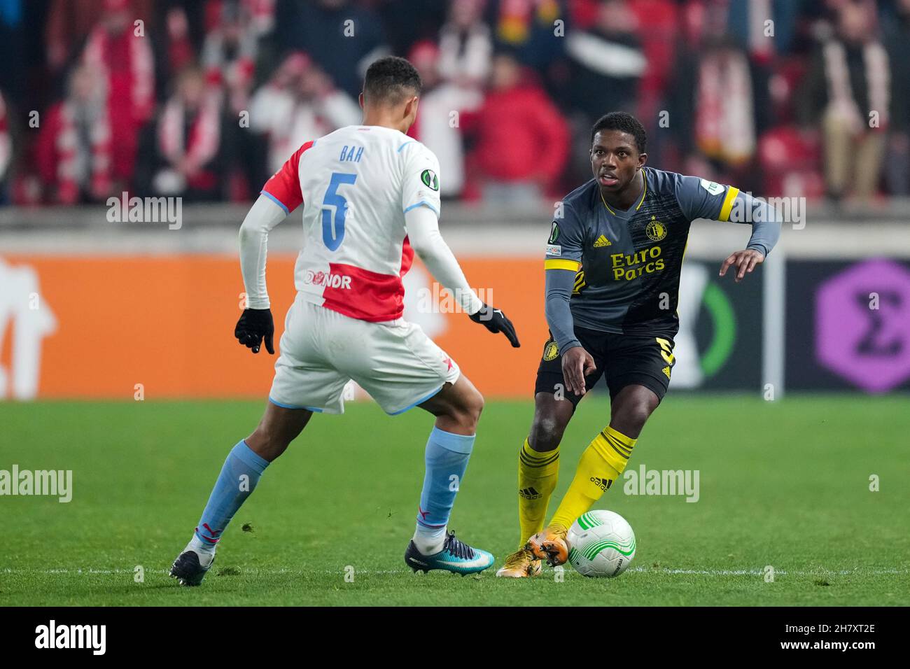 Prague, République tchèque.25 novembre 2021.PRAGUE, TCHÉQUIE - NOVEMBRE 25: Alexander Bah de SK Slavia Prague, Tirell Malacia de Feyenoord Rotterdam pendant le match de la Ligue des conférences de l'UEFA entre SK Slavia Praha et Feyenoord au Stade Sinobo le 25 novembre 2021 à Prague, Tchéquie (photo de Yannick Verhoeven/Orange Pictures) Credit:Orange pics BV/Alay Live News Banque D'Images