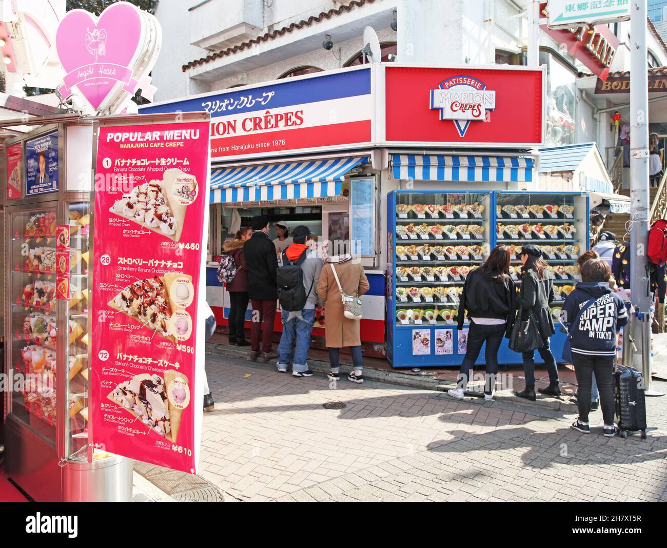 Takeshita Street ou Takeshita-dori, une rue animée dans la partie Harajuku de Tokyo au Japon, vendant la mode dynamique et extrême, la nourriture, et plus encore. Banque D'Images