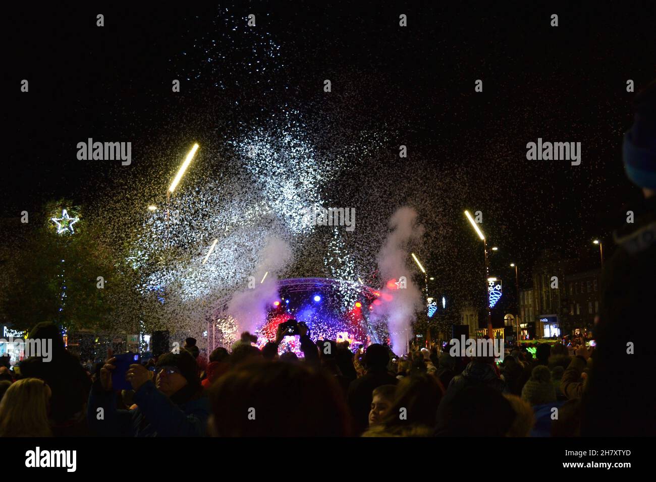 Teesside, Royaume-Uni.25 novembre 2021.Stockton Sparkles 2021, Stockton-on-Tees, Teesside, Royaume-Uni.Des milliers de personnes, jeunes et vieux, ont vu les lumières de Noël s'allumer chaque année à Stockton-on-Tees.Cela s'est produit après l'annulation de l'événement de l'année dernière en raison de la pandémie de Covid19.Une fois les lumières allumées par le maire de la ville, les familles ont été diverties par des groupes de chant et de musique locaux.Crédit : Teesside Snapper/Alamy Live News.Crédit : James Hind/Alay Live News Banque D'Images