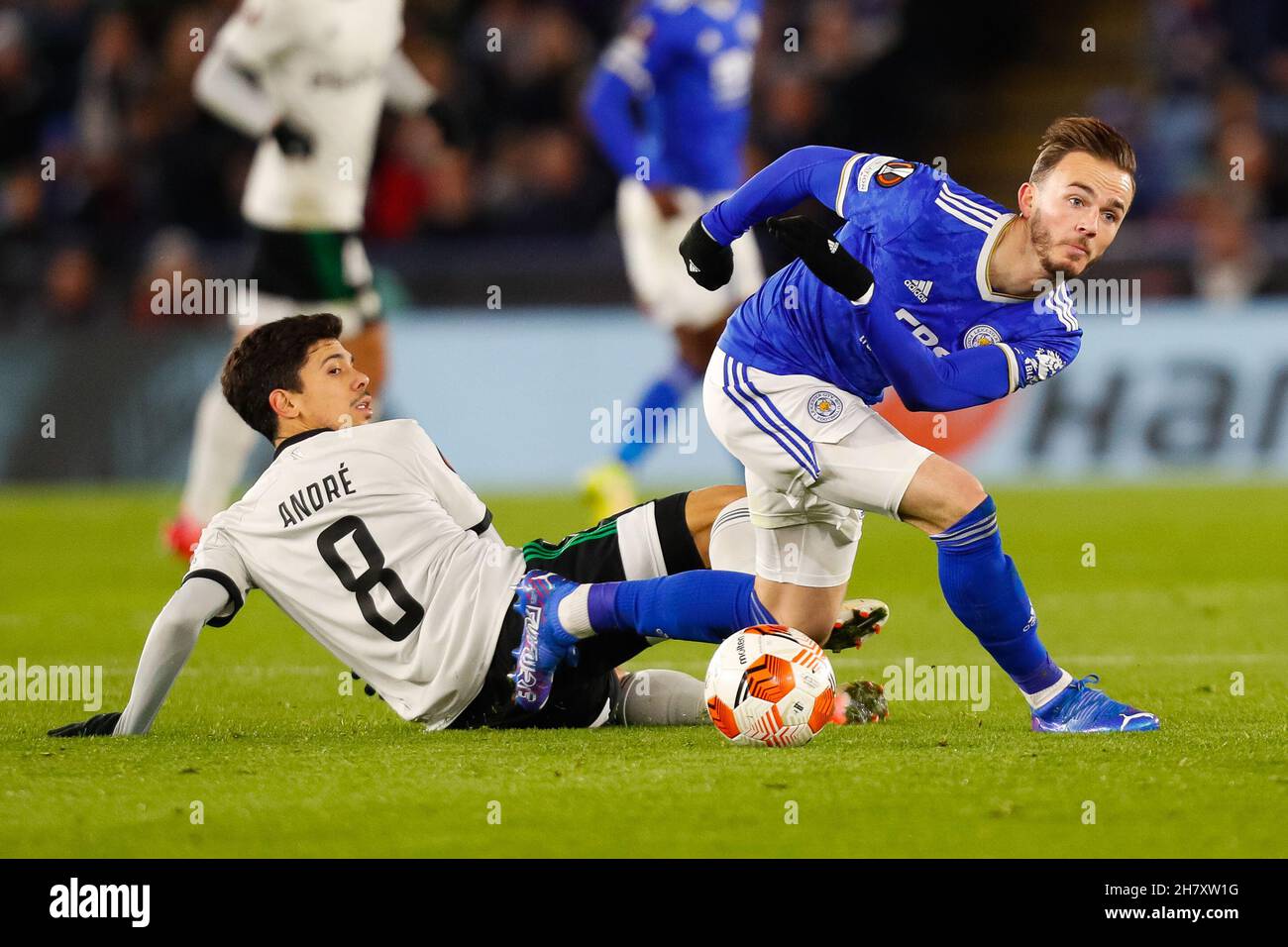 Leicester, Royaume-Uni.25 novembre 2021.25 novembre 2021 ; King Power Stadium, Leicester, Leicestershire, Angleterre ;Europa League football Leicester City versus Legia Varsovie; Andre Martins de Legia Varsovie tentative d'arrêter James Maddison de Leicester City crédit: Action plus Sports Images/Alay Live News Banque D'Images