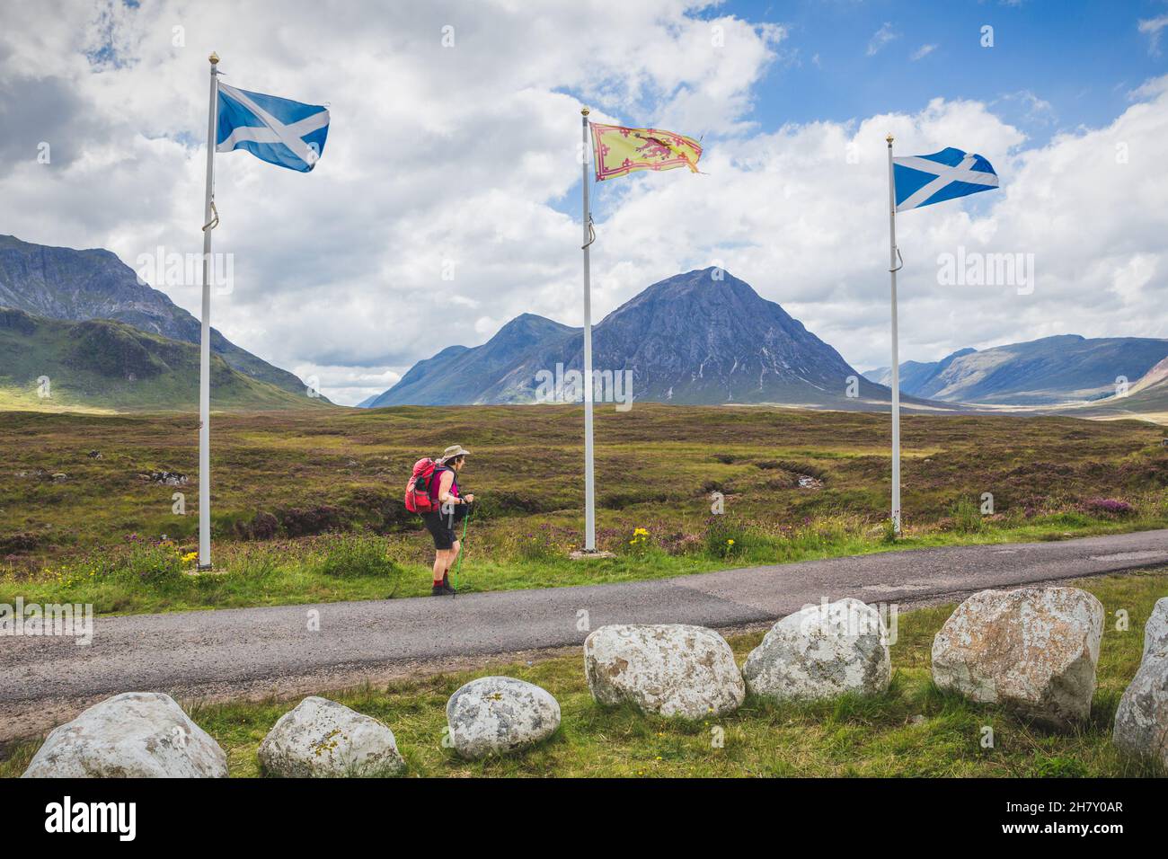 Écosse, Glencoe - août 2021 : une femme de voyage en randonnée sur la route dans une nature de paysage incroyable.Ecosse, Glencoe, vacances d'été. Banque D'Images