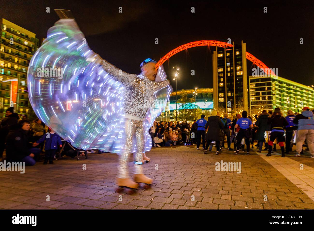 Londres, Royaume-Uni.25 novembre 2021.Winterfest, The Big Switch on, Wembley Park, Royaume-Uni.25 novembre 2021.Performers au Winterfest Big Switch on, Wembley Park.Retour au parc Wembley après des années de hiatus, Winterfest, le sentier gratuit des lumières hivernales de Wembley Park, est de retour pour 2021.Célébrant l'ensemble, le thème des lumières de Noël de cette année sera « revisité dans la lumière », et présentera des favoris de retour ainsi que de nouvelles commissions et de nouvelles installations artistiques.Crédit: amanda rose/Alamy Live News Banque D'Images