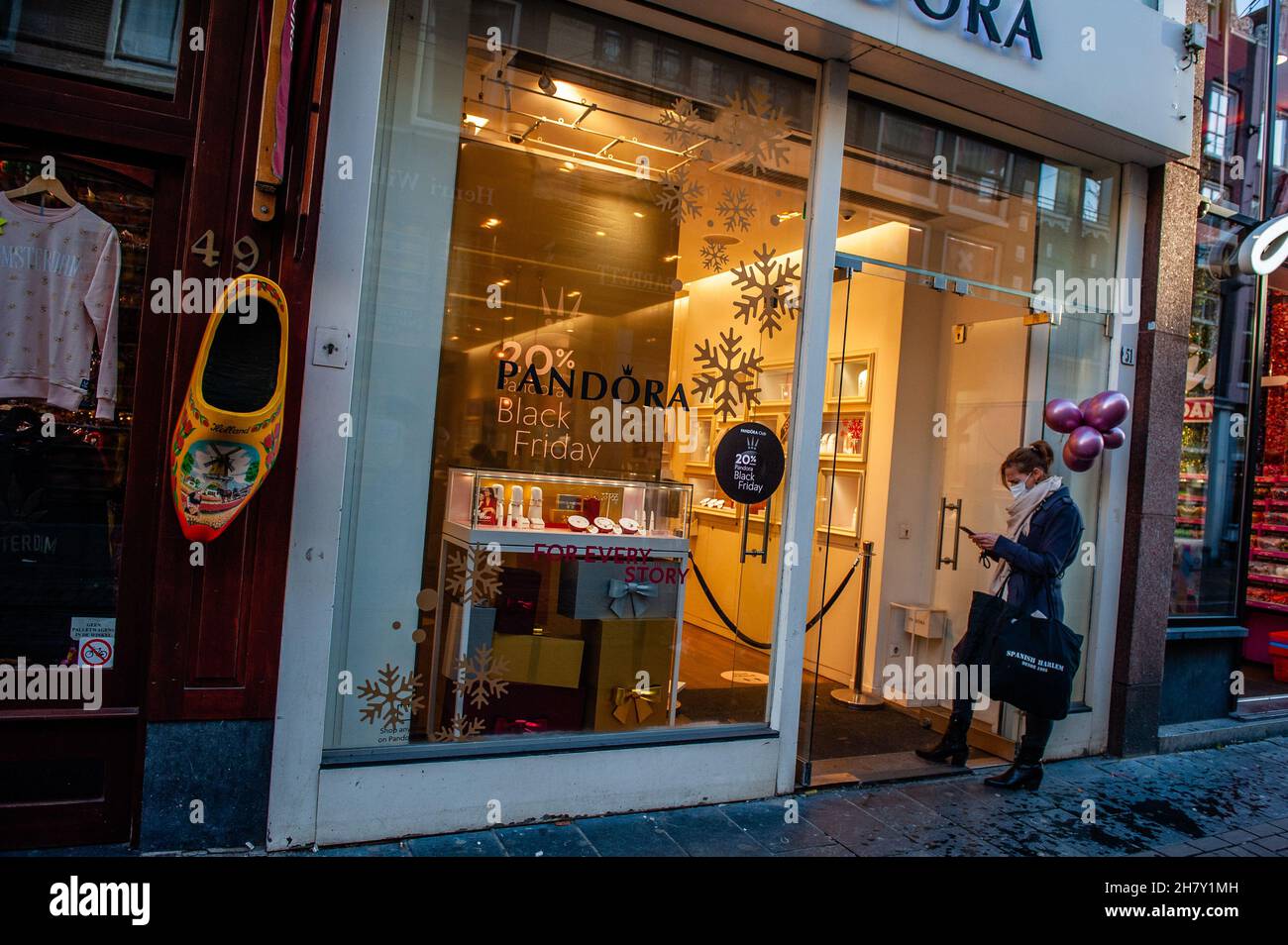 Amsterdam, pays-Bas.25 novembre 2021.Une femme a vu au magasin Pandora, à  Kavelstraat devant Black Friday avec le centre commercial qui semble vide  par rapport aux autres années.Crédit : SOPA Images Limited/Alamy Live