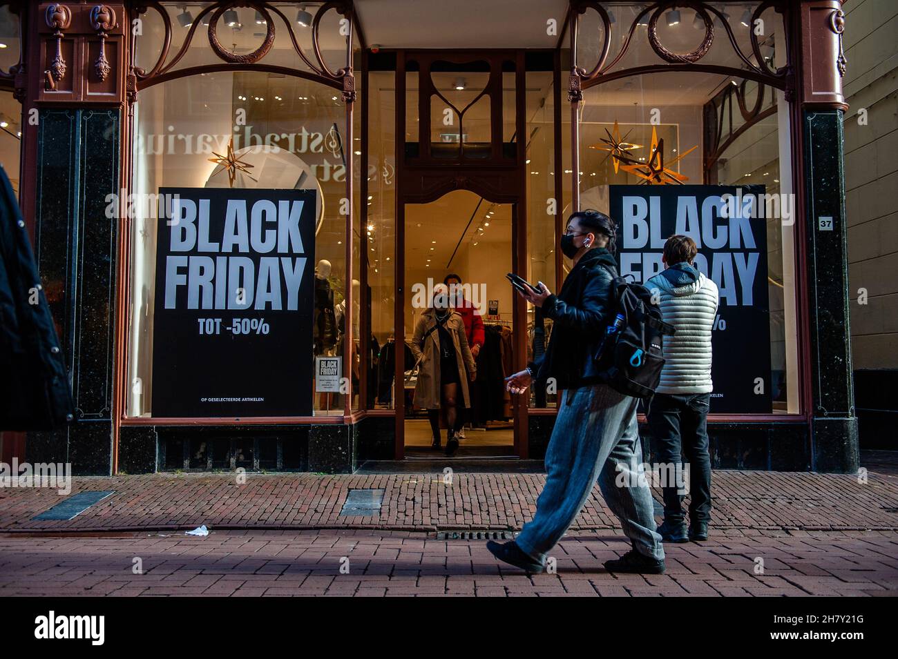 Un magasin MANGO est vu décoré avec de grandes affiches offrant des réductions à Kavelstraat avant le Black Friday avec le centre commercial semble vide par rapport aux autres années.(Photo par Ana Fernandez / SOPA Images / Sipa USA) Banque D'Images