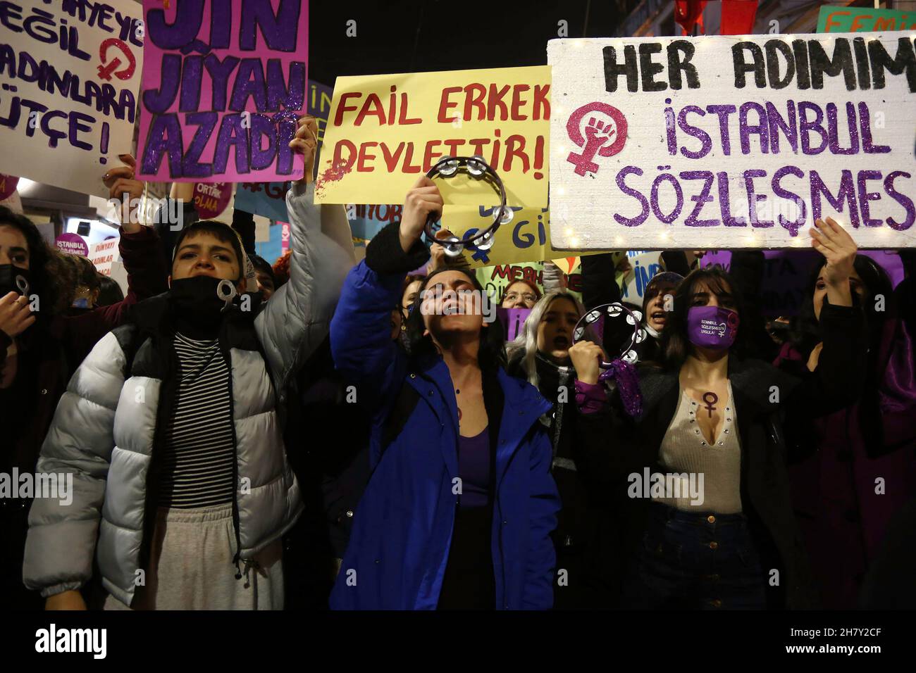 Istanbul, Turquie.25 novembre 2021.Les manifestants tiennent des écriteaux pendant la manifestation.Des milliers de femmes se sont rassemblées dans la rue Istiklal à Istanbul pour la Journée internationale pour l'élimination de la violence à l'égard des femmes.La police a utilisé des gaz lacrymogènes pour disperser les manifestants.Crédit : SOPA Images Limited/Alamy Live News Banque D'Images