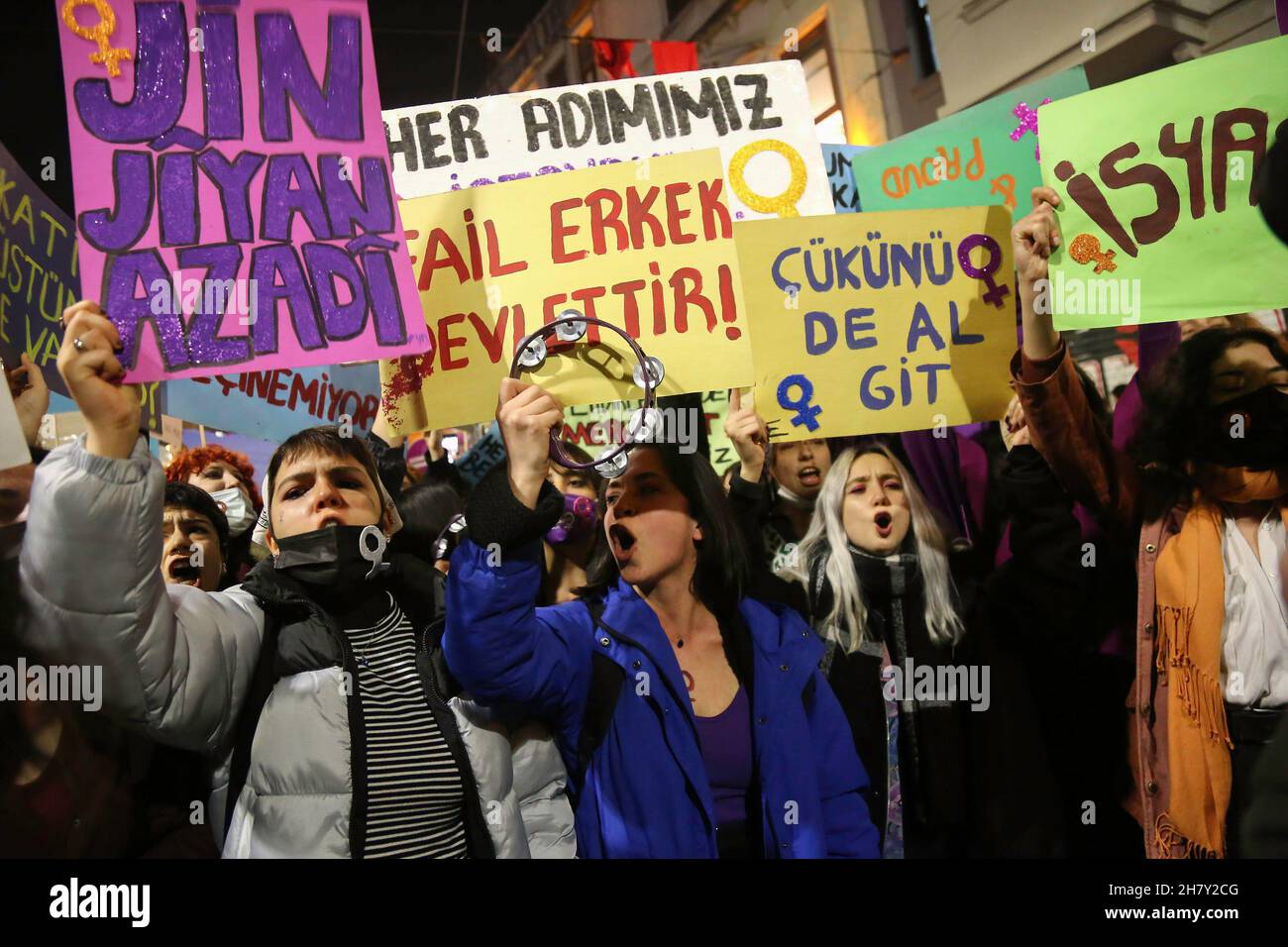 Istanbul, Turquie.25 novembre 2021.Les manifestants tiennent des écriteaux pendant la manifestation.Des milliers de femmes se sont rassemblées dans la rue Istiklal à Istanbul pour la Journée internationale pour l'élimination de la violence à l'égard des femmes.La police a utilisé des gaz lacrymogènes pour disperser les manifestants.Crédit : SOPA Images Limited/Alamy Live News Banque D'Images