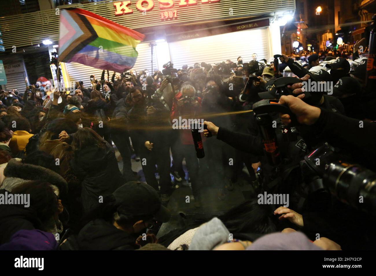 Istanbul, Turquie.25 novembre 2021.Les policiers sont vus utiliser des gaz lacrymogènes sur les manifestants pendant la manifestation.Des milliers de femmes se sont rassemblées dans la rue Istiklal à Istanbul pour la Journée internationale pour l'élimination de la violence à l'égard des femmes.La police a utilisé des gaz lacrymogènes pour disperser les manifestants.Crédit : SOPA Images Limited/Alamy Live News Banque D'Images