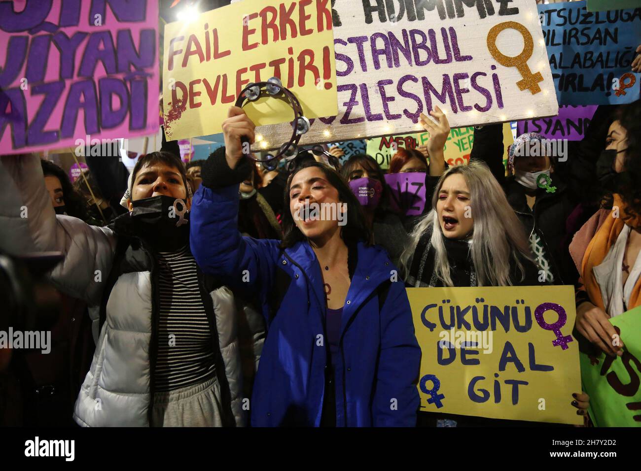 Istanbul, Turquie.25 novembre 2021.Les manifestants tiennent des écriteaux pendant la manifestation.Des milliers de femmes se sont rassemblées dans la rue Istiklal à Istanbul pour la Journée internationale pour l'élimination de la violence à l'égard des femmes.La police a utilisé des gaz lacrymogènes pour disperser les manifestants.Crédit : SOPA Images Limited/Alamy Live News Banque D'Images