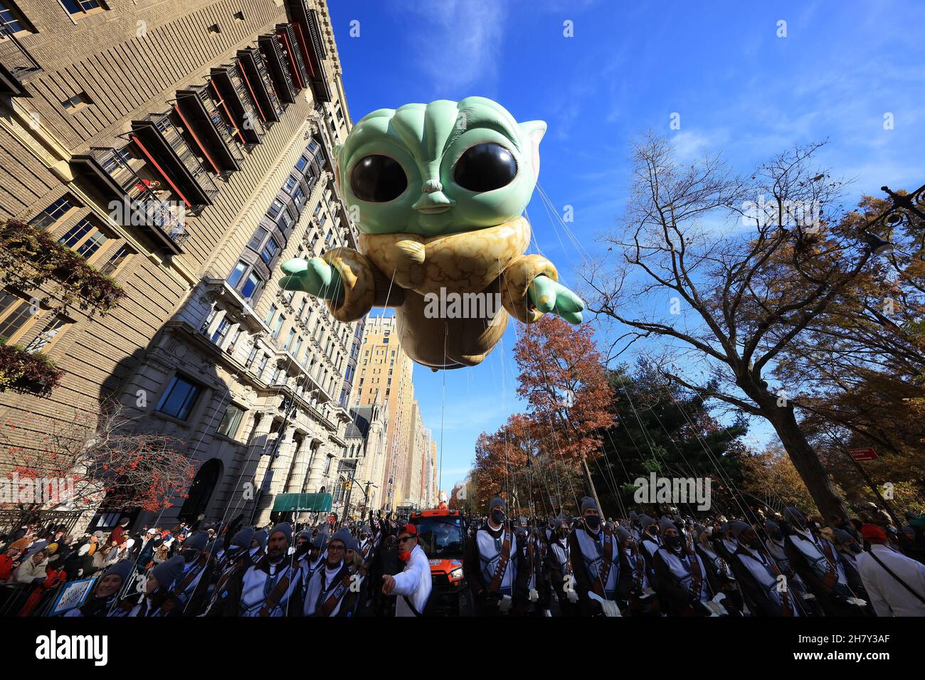Le ballon Grogu est dirigé vers Central Park West dans la 95e parade de Thanksgiving de Macy à New York.(Photo : Gordon Donovan) Banque D'Images