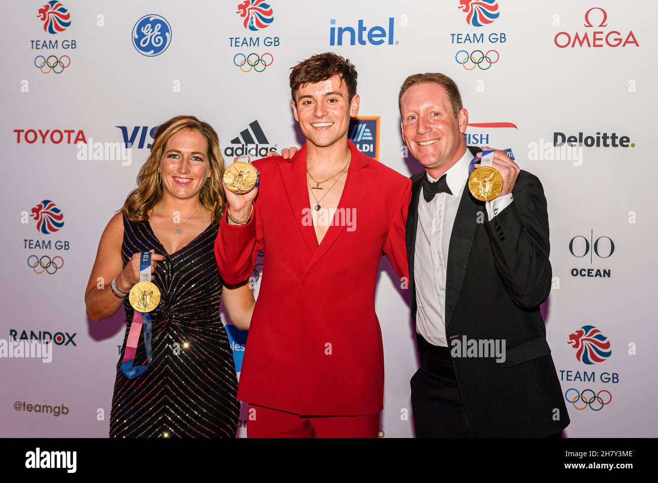 LONDRES, ROYAUME-UNI.25 novembre 2021.Laura Collect (à gauche), Tom Daley (au centre) et Oliver Townend (à droite) assistent au Team GB ball 2022 à Evolution London le jeudi 25 novembre 2021 à LONDRES, AU ROYAUME-UNI.Credit: Taka G Wu/Alay Live News Banque D'Images