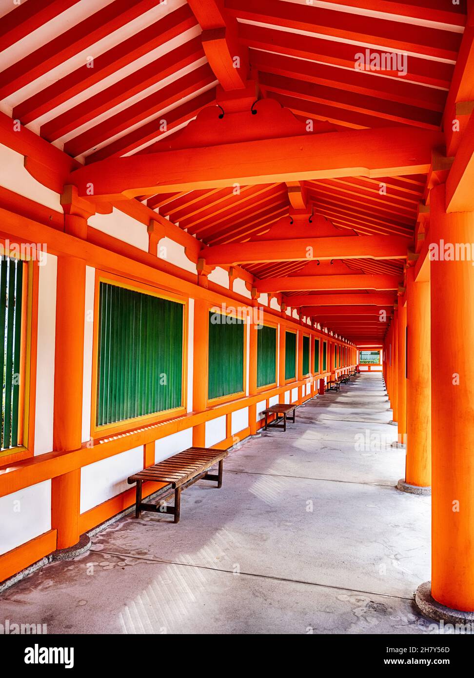 Des bancs bordent un long couloir le long des bords du temple des mille bouddhas à Kyoto, au Japon. Banque D'Images