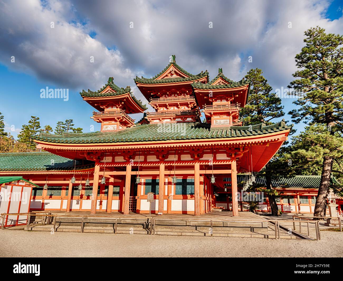 Des nuages inquiétants s'étendent sur le sommet du temple traditionnel de Heian à Kyoto, au Japon. Banque D'Images