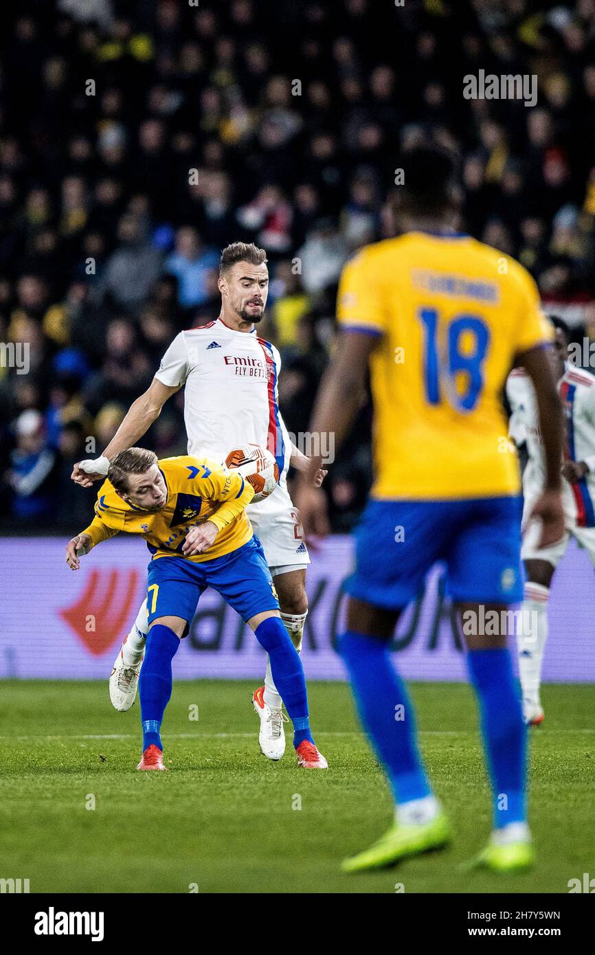 Broendby, Danemark.25 novembre 2021.Damien Da Silva (21) de Lyon et Simon Hedlund (27) de Broendby SI vu pendant le match de l'UEFA Europa League entre Broendby IF et Lyon à Broendby Stadion à Broendby.(Crédit photo : Gonzales photo/Alamy Live News Banque D'Images