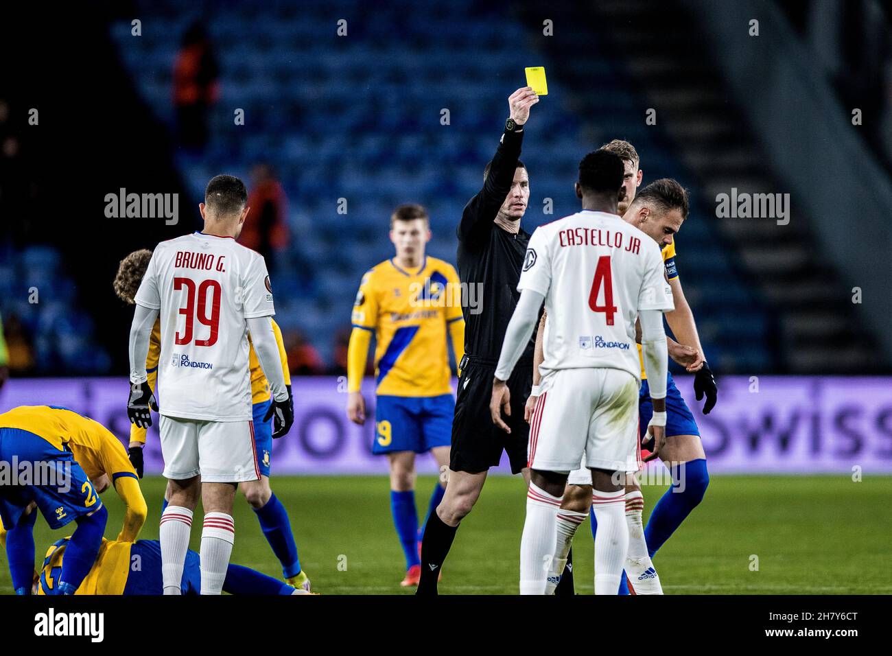 Broendby, Danemark.25 novembre 2021.L'arbitre Georgi Kabakov livre Damien Da Silva (21) de Lyon pendant le match de l'UEFA Europa League entre Broendby IF et Lyon au Broendby Stadion à Broendby.(Crédit photo : Gonzales photo/Alamy Live News Banque D'Images