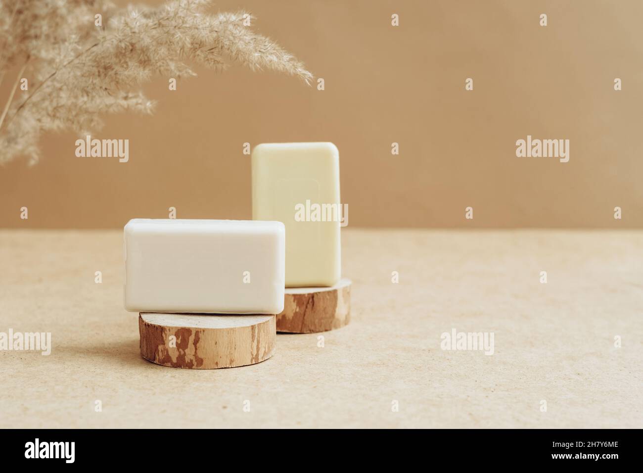 Barres de savon en matières premières naturelles fond beige.Cosmétiques biologiques concept santé spa cosmétiques naturels Banque D'Images
