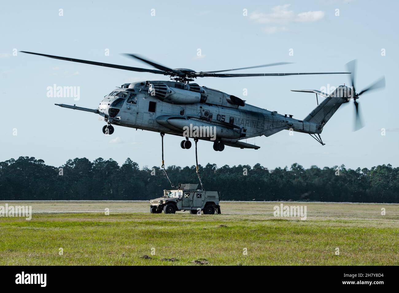 Un corps de Marine CH-53 « Super Stallion » effectue une opération de formation de chargement de harnais à la base aérienne Moody, en Géorgie, le 17 novembre 2021.La 93d Air Ground Operations Wing, le Marine Heavy Helicopter Squadron 366 et le Centre d'entraînement des soldats de la Garde nationale de l'Armée de terre ont mené une formation de chargement des élingues pour pratiquer le ramassage et la livraison efficaces par voie aérienne.(É.-U.Photo de la Force aérienne par le 1er lieutenant Katie Tamesis) Banque D'Images