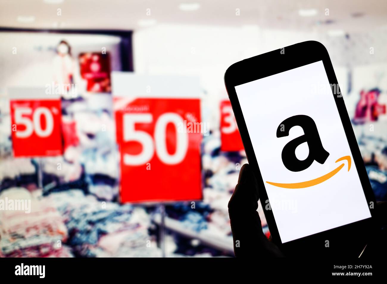 Logo Amazon affiché sur un smartphone. Banque D'Images