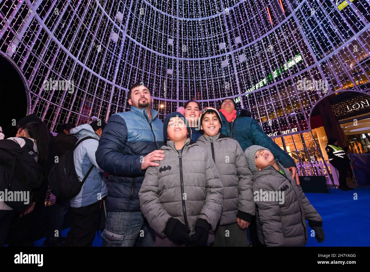 Les lumières d'hiver annuelles sont de retour à Wembley avec le plus grand arbre de Noël LED (25 