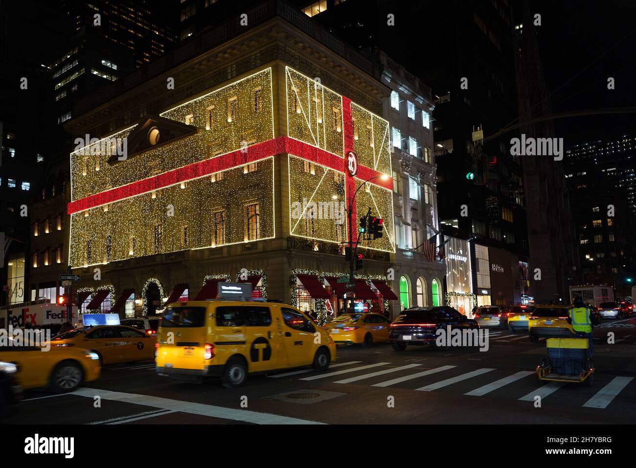 New York City, États-Unis - 16 novembre 2021 : le magasin de bijoux Cartier de la Cinquième Avenue est illuminé de couleurs vives avec des décorations de Noël. Banque D'Images