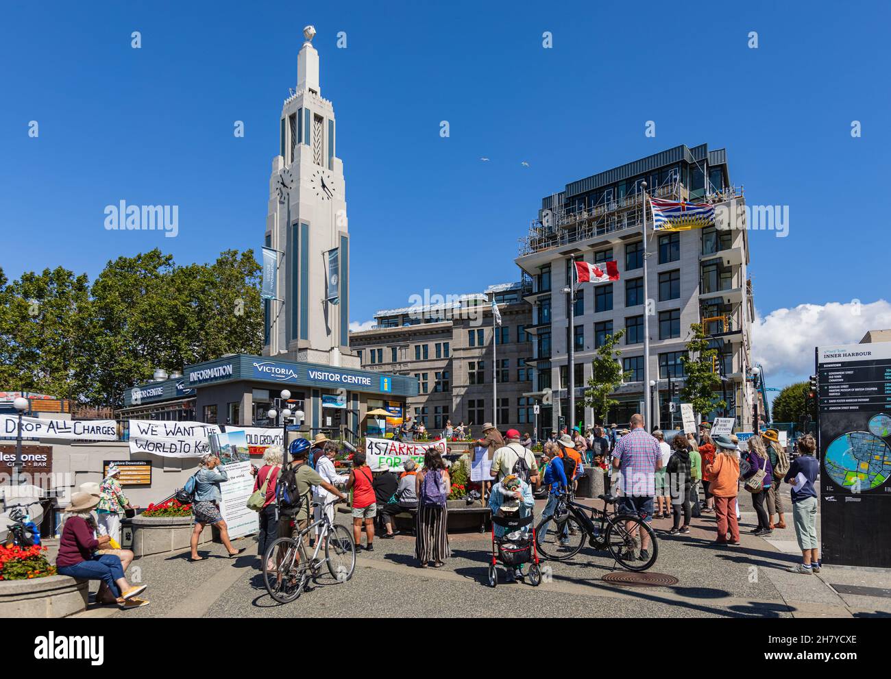 Des manifestants dans les rues de Victoria en Colombie-Britannique.Inner Harbour à Victoria a rempli de gens qui sont allés pour une manifestation pacifique Banque D'Images