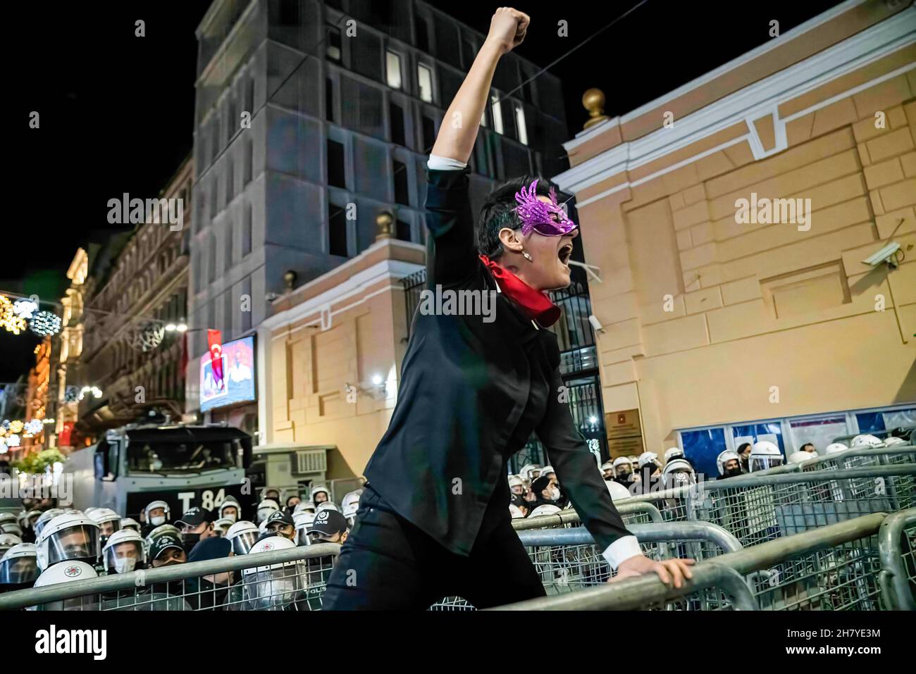 Istanbul, Turquie.25 novembre 2021.Un manifestant lève son poing et crie un cri de ralliement au-dessus d'une barricade de police lors d'une manifestation.des milliers de femmes se sont rassemblées le long de la rue Istiklal à Istanbul pour commémorer la Journée internationale pour l'élimination de la violence contre les femmes.La police a utilisé la force et lancé des gaz lacrymogènes pour disperser les manifestants.(Photo de Murat Baykara/SOPA Images/Sipa USA) crédit: SIPA USA/Alay Live News Banque D'Images
