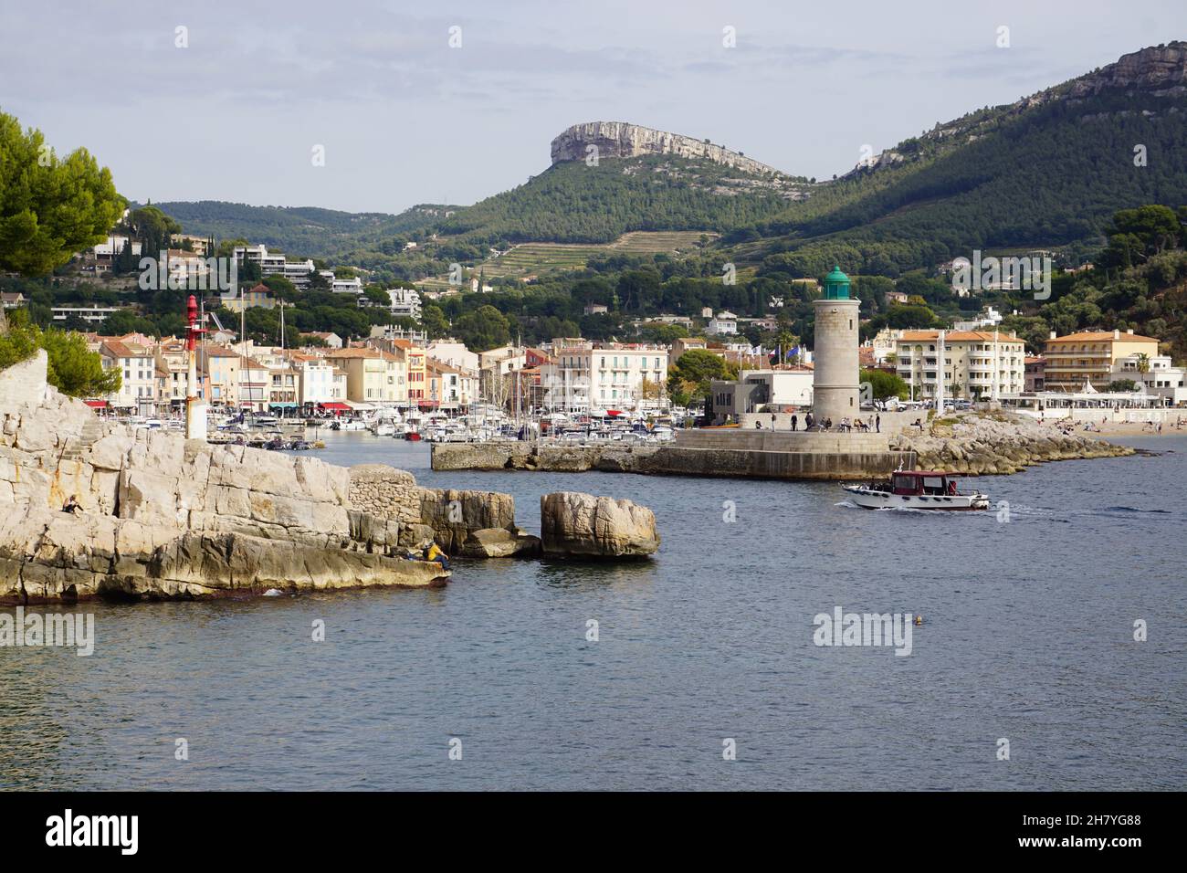 vue sur le port et la ville de cassis méditerranée france Banque D'Images