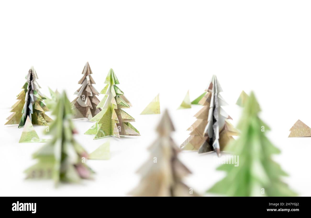 Forêt d'arbres de Noël à l'origami faite d'argent de papier.Arbres de Noël miniatures pliés de fausse monnaie canadienne.Expérience de vacances artisanales ou prob. Financière Banque D'Images