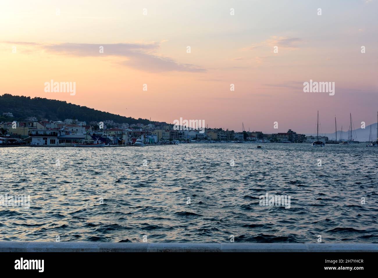 Un coucher de soleil calme à Argostoli, Kefalonia, Grèce Banque D'Images