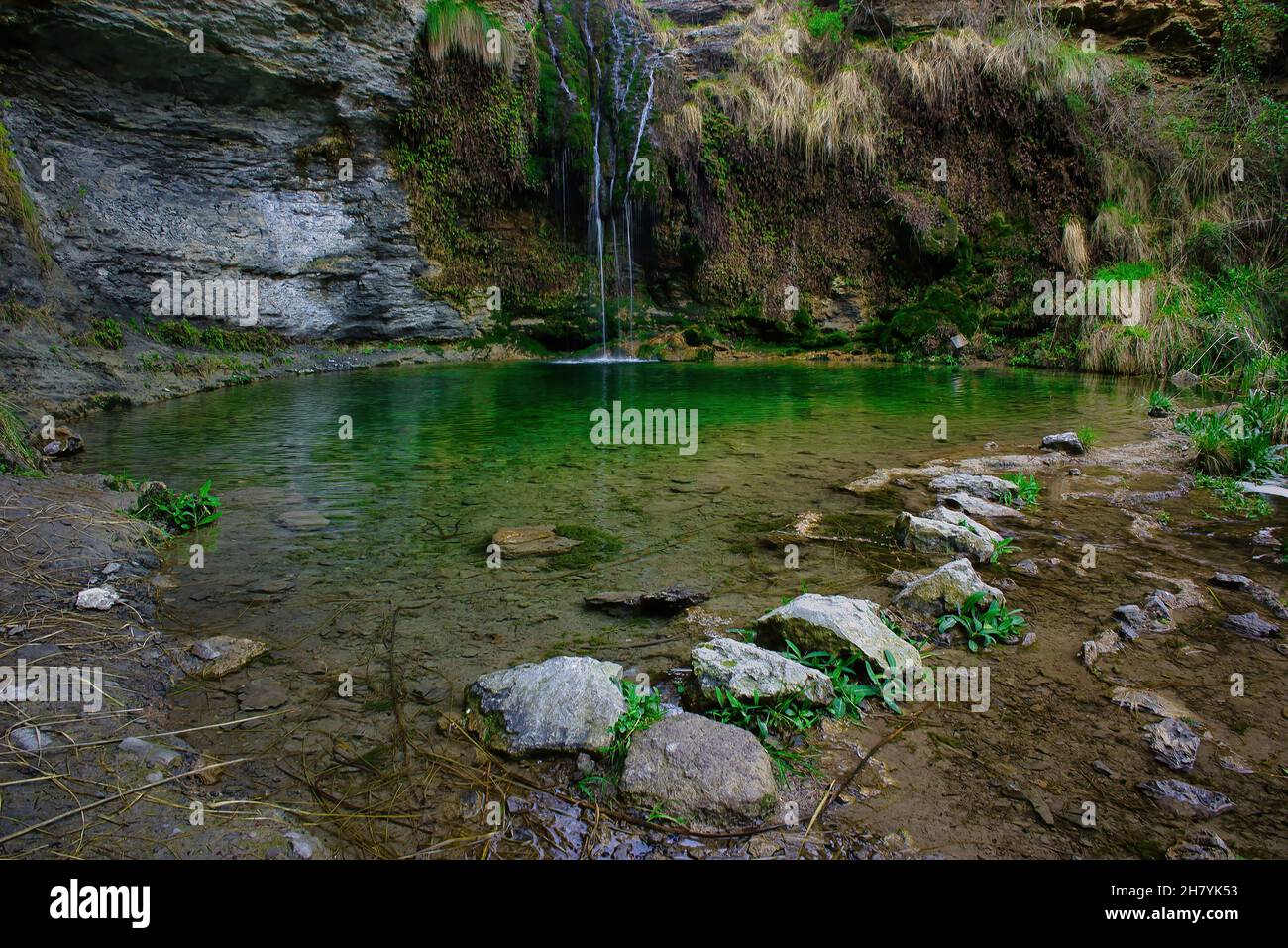 La rivière passe par Montanejos à Castellon, en Espagne Banque D'Images