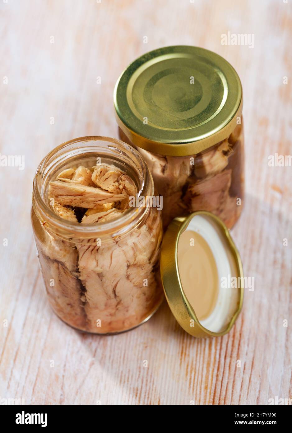 Bocal en verre avec le thon en conserve dans l'huile Photo Stock - Alamy