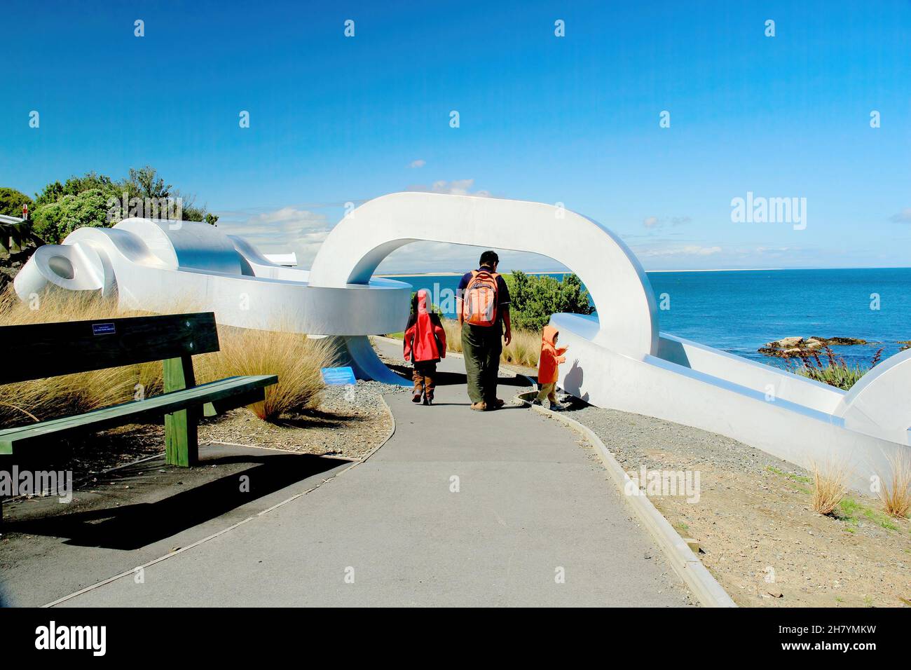 Famille de touristes asiatiques visitant une sculpture d'art de chaîne d'ancre géante à Bluff, Nouvelle-Zélande, le 30 novembre 2010 Banque D'Images