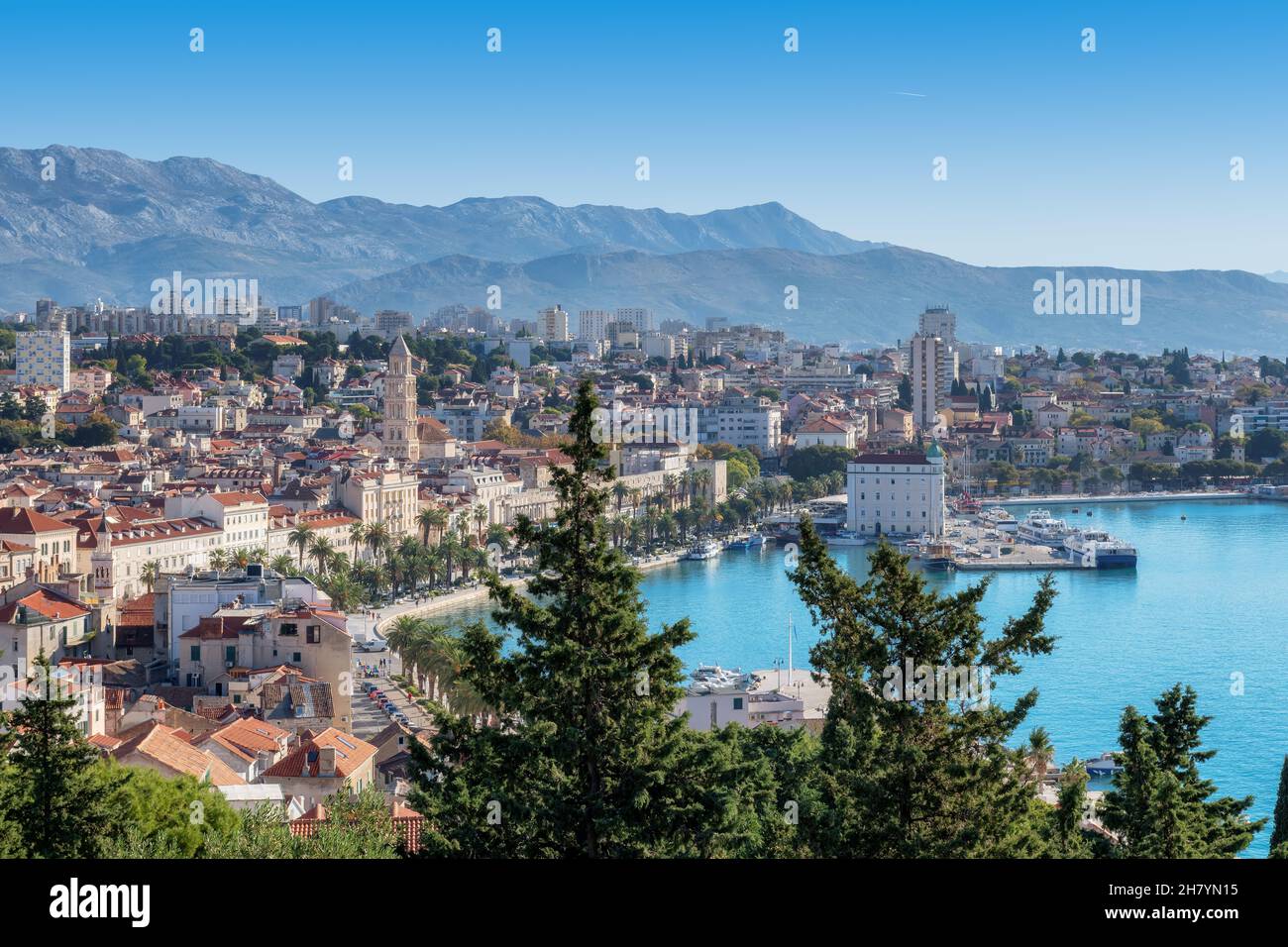Vue aérienne de l'ancienne ville romaine de Split en journée ensoleillée, Croatie, Côte Adriatique. Banque D'Images
