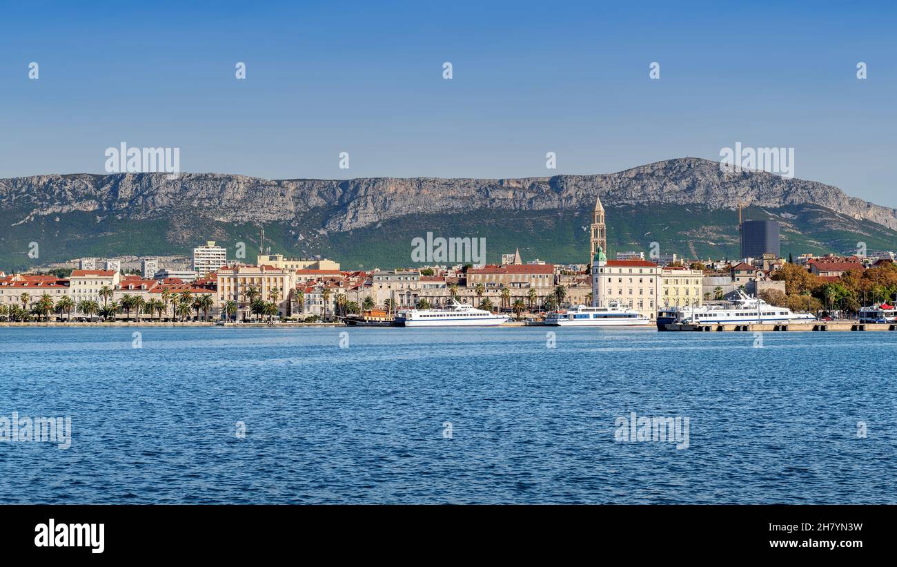 Vue panoramique de la vieille ville de Split avec des navires du port sur la côte Adriatique, Split, Croatie. Banque D'Images