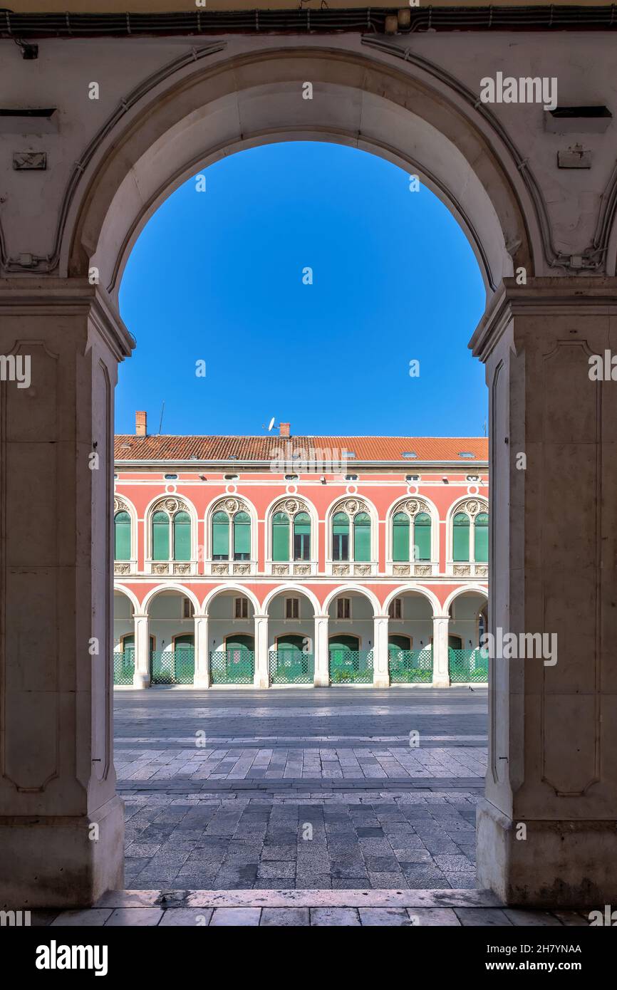 Architecture méditerranéenne sur la place de la vieille ville dans le centre de Split, Croatie Banque D'Images