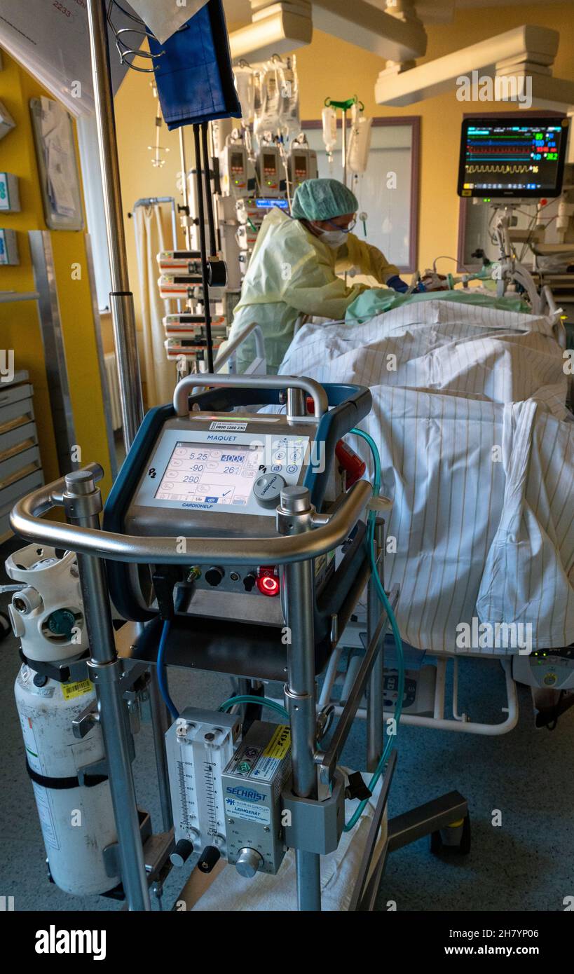 22 novembre 2021, Saxe-Anhalt, Halle (Saale): Un dispositif ECMO, un poumon artificiel, ventile un patient gravement affecté par Covid-19 sur le Corona ITS à l'hôpital universitaire de Halle/Saale.L'hôpital est un centre pour le traitement des patients Covid-19 dans la région.Photo: Hendrik Schmidt/dpa-Zentralbild/dpa Banque D'Images