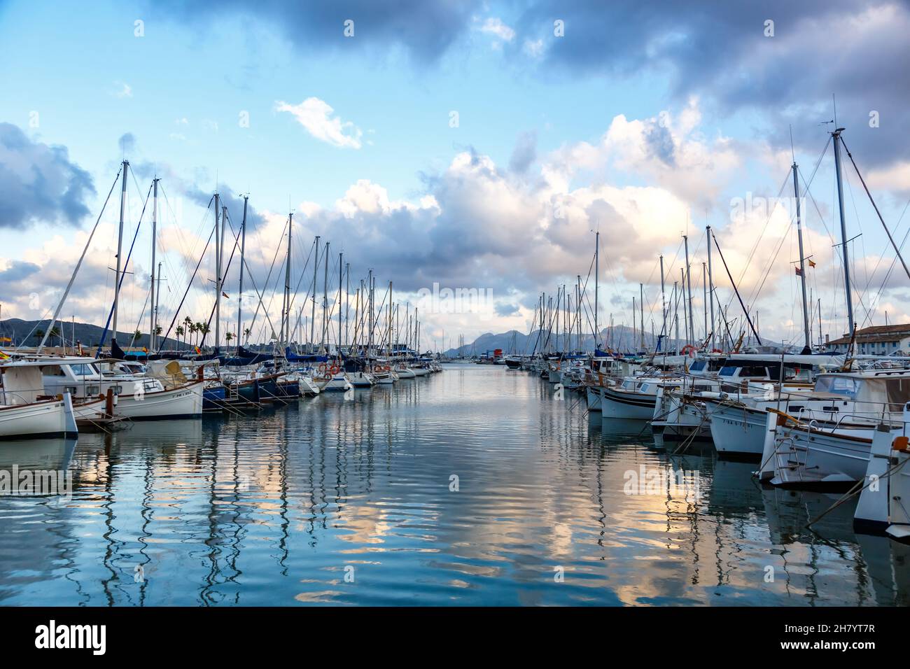 Port de Pollenca marina avec voiliers voiliers sur Majorque voyage vacances bateau de vacances en Espagne Banque D'Images