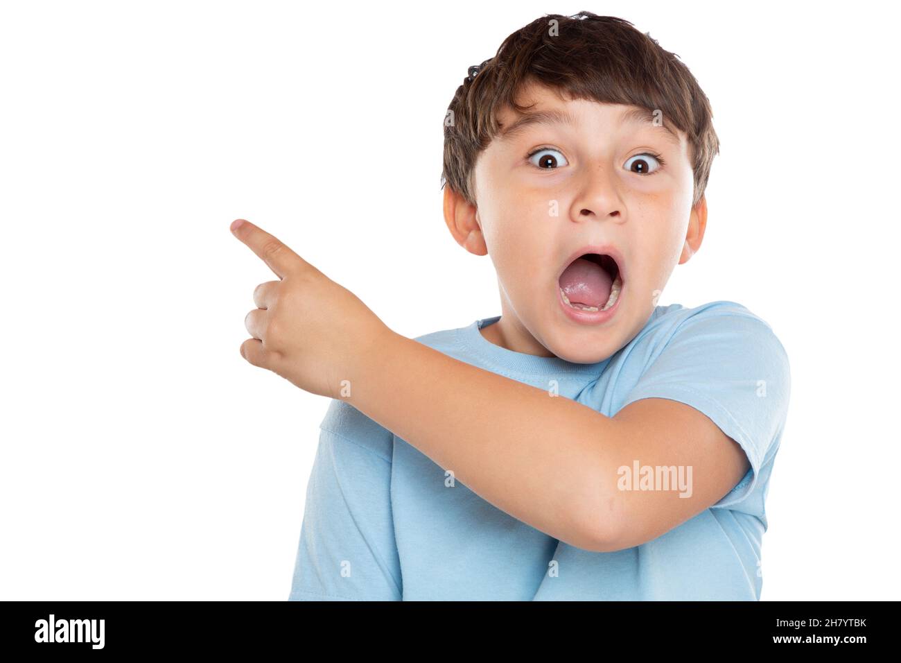 Enfant enfant surpris petit garçon surpris pointant sur la publicité d'annonce isolé sur un fond blanc Banque D'Images