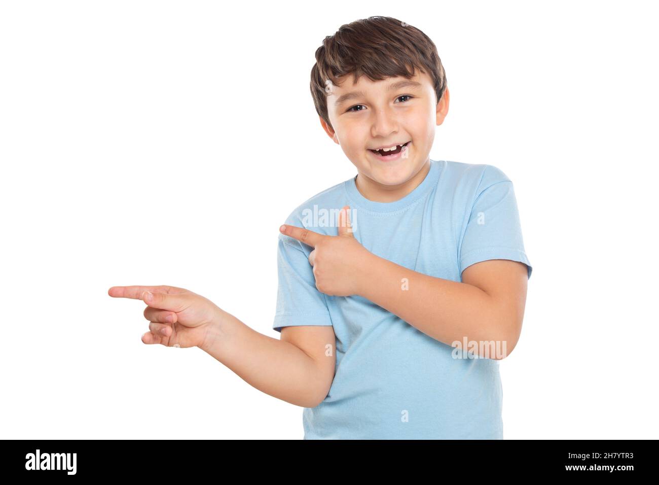 Enfant enfant petit garçon montrant avec le doigt pointant sur la publicité d'annonce isolée sur un fond blanc Banque D'Images