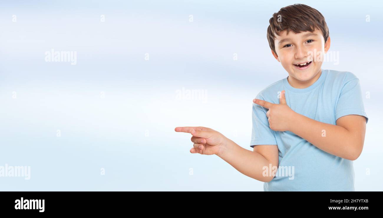 Enfant petit garçon montrant avec le doigt pointant sur la publicité publicitaire avec espace copie latin Banque D'Images