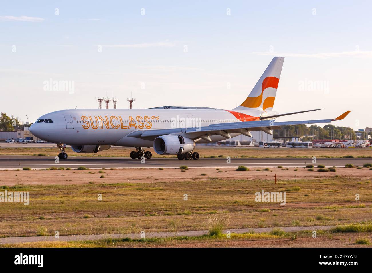 Palma de Majorque, Espagne - 23 octobre 2021 : avion Airbus A330-200 de Sunclass Airlines à l'aéroport de Palma de Majorque (PMI) en Espagne. Banque D'Images