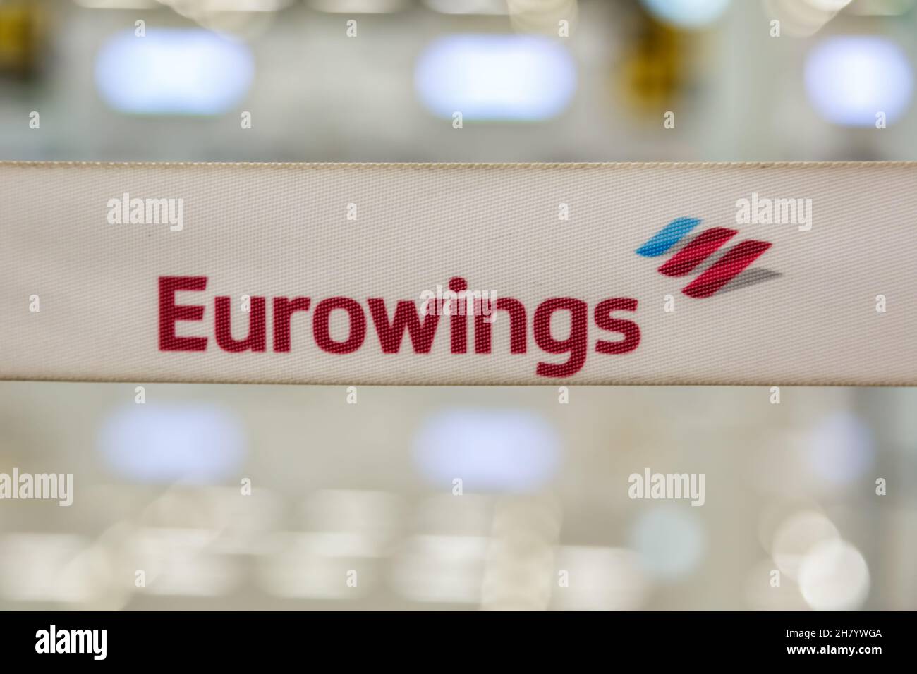 Palma de Majorque, Espagne - 25 octobre 2021 : ruban barrière Eurowings à l'aéroport de Palma de Majorque (PMI) en Espagne. Banque D'Images