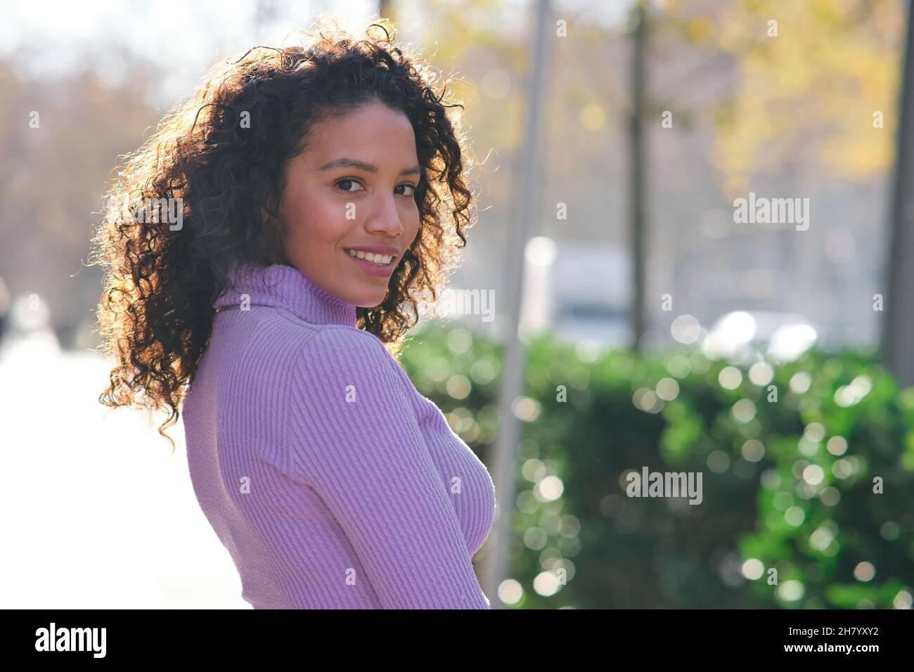 Portrait d'une jeune femme debout à l'extérieur. Banque D'Images