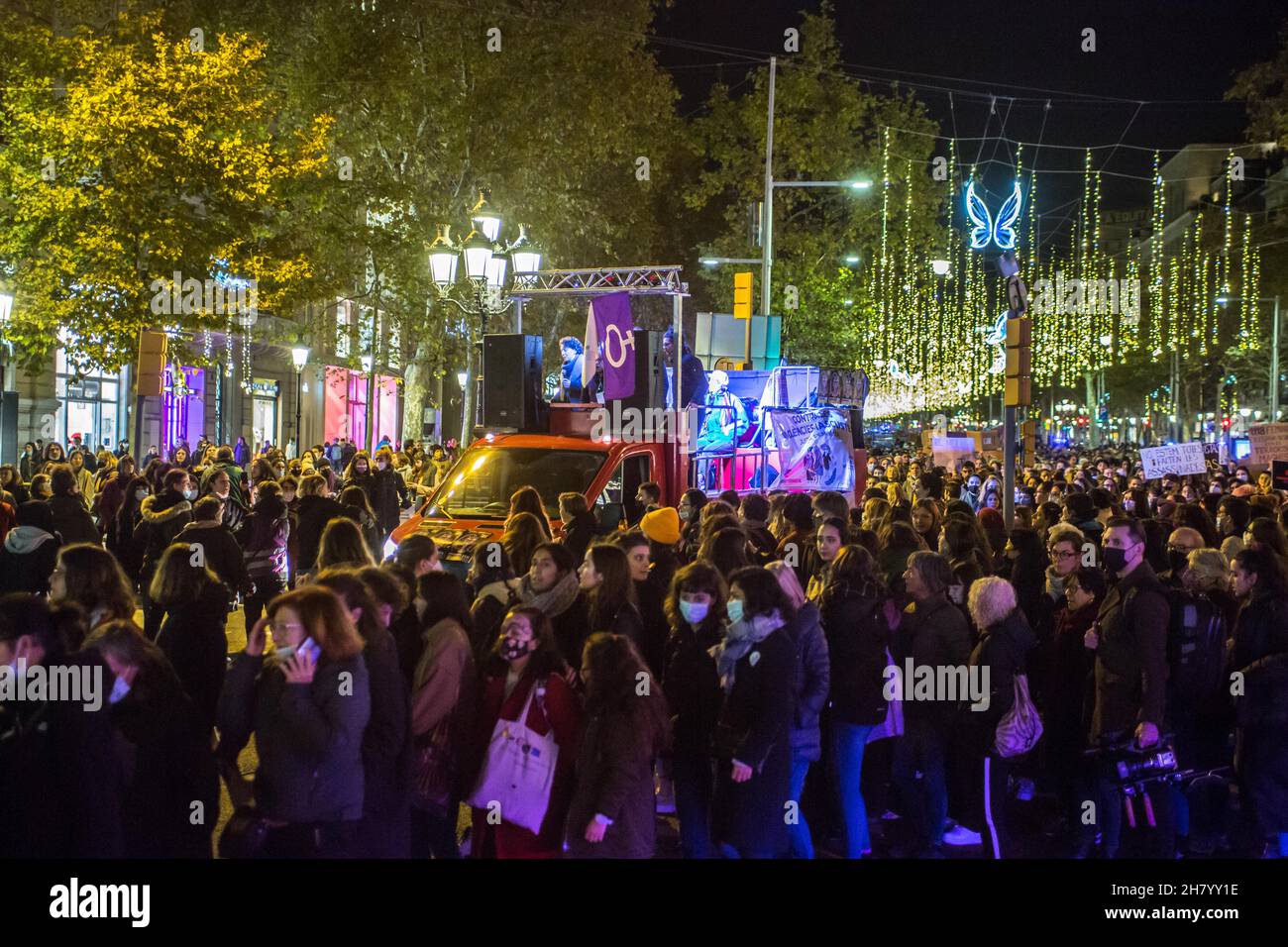 Barcelone, Catalogne, Espagne.25 novembre 2021.Un camion de bruit est vu parmi les manifestants.lors de la journée internationale pour l'élimination de la violence contre les femmes, divers groupes féministes ont manifesté dans les rues de Barcelone contre la violence sexiste (Credit image: © Thiago Prudencio/DAX via ZUMA Press Wire) Banque D'Images