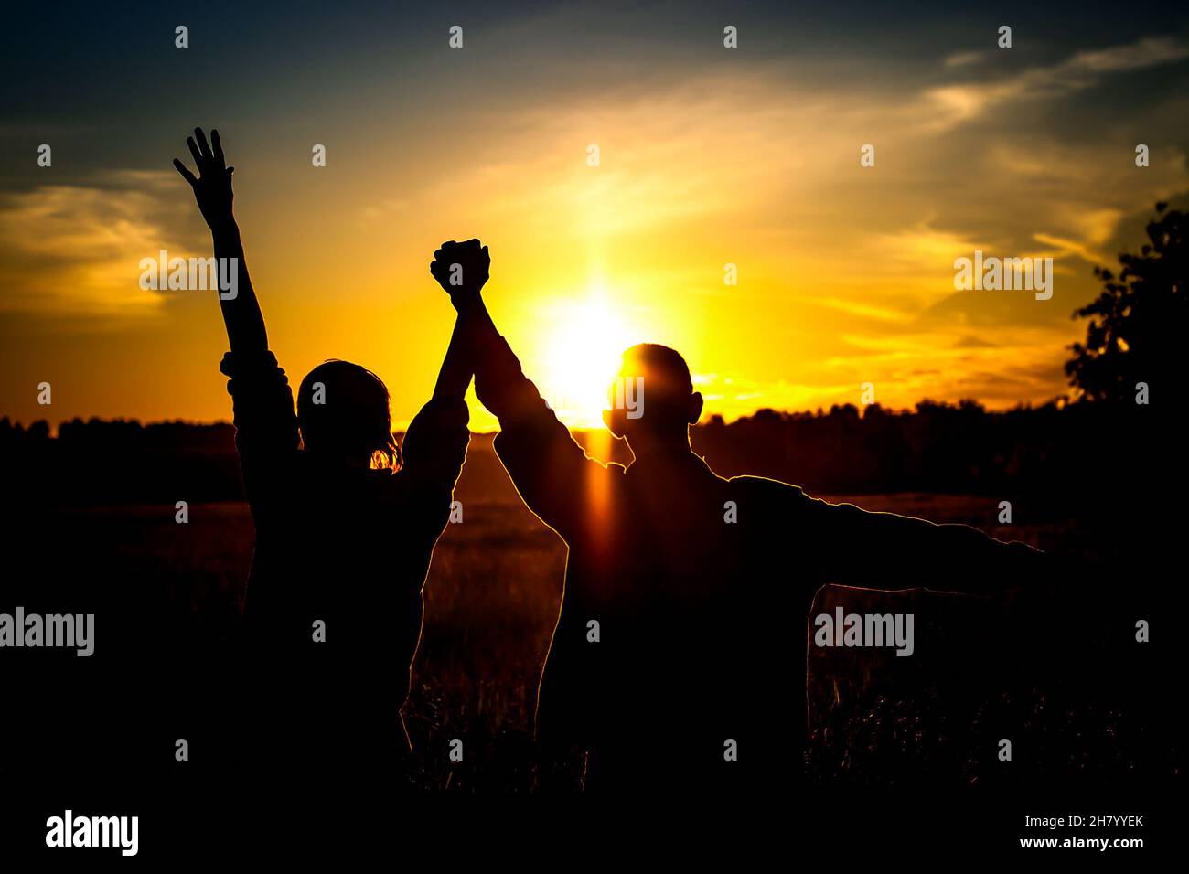 Vignette photo de Silhouette d'un deux amis au coucher du soleil Banque D'Images