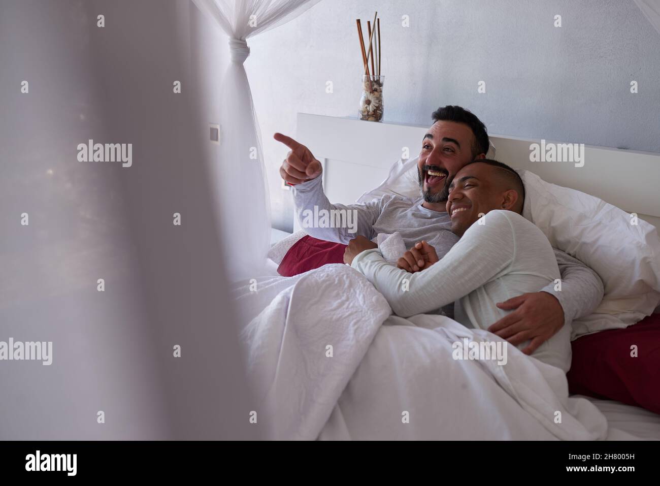 un couple interracial gay au lit Banque D'Images