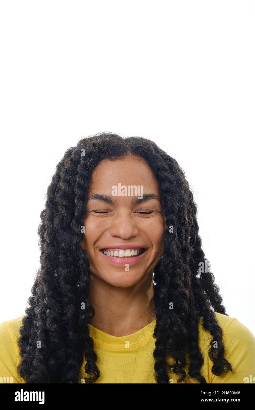Vue rapprochée d'une femme latine heureuse souriant sur un arrière-plan isolé. Banque D'Images